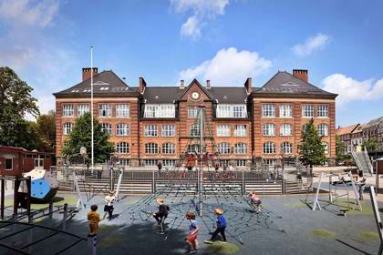Samsøgades Skole set fra skolegården