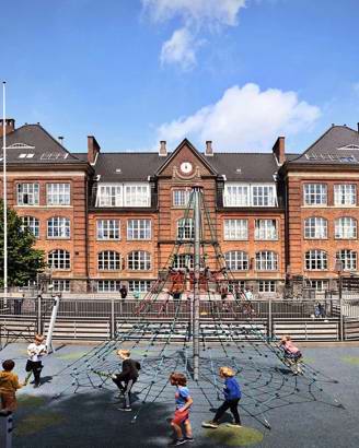 Samsøgades Skole set fra skolegården