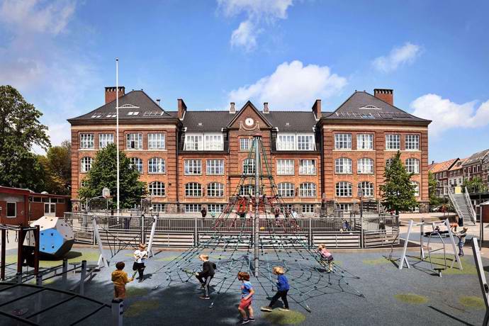 Samsøgades Skole set fra skolegården
