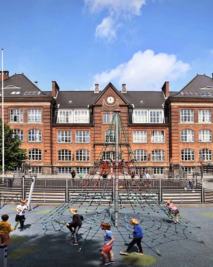 Samsøgades Skole set fra skolegården